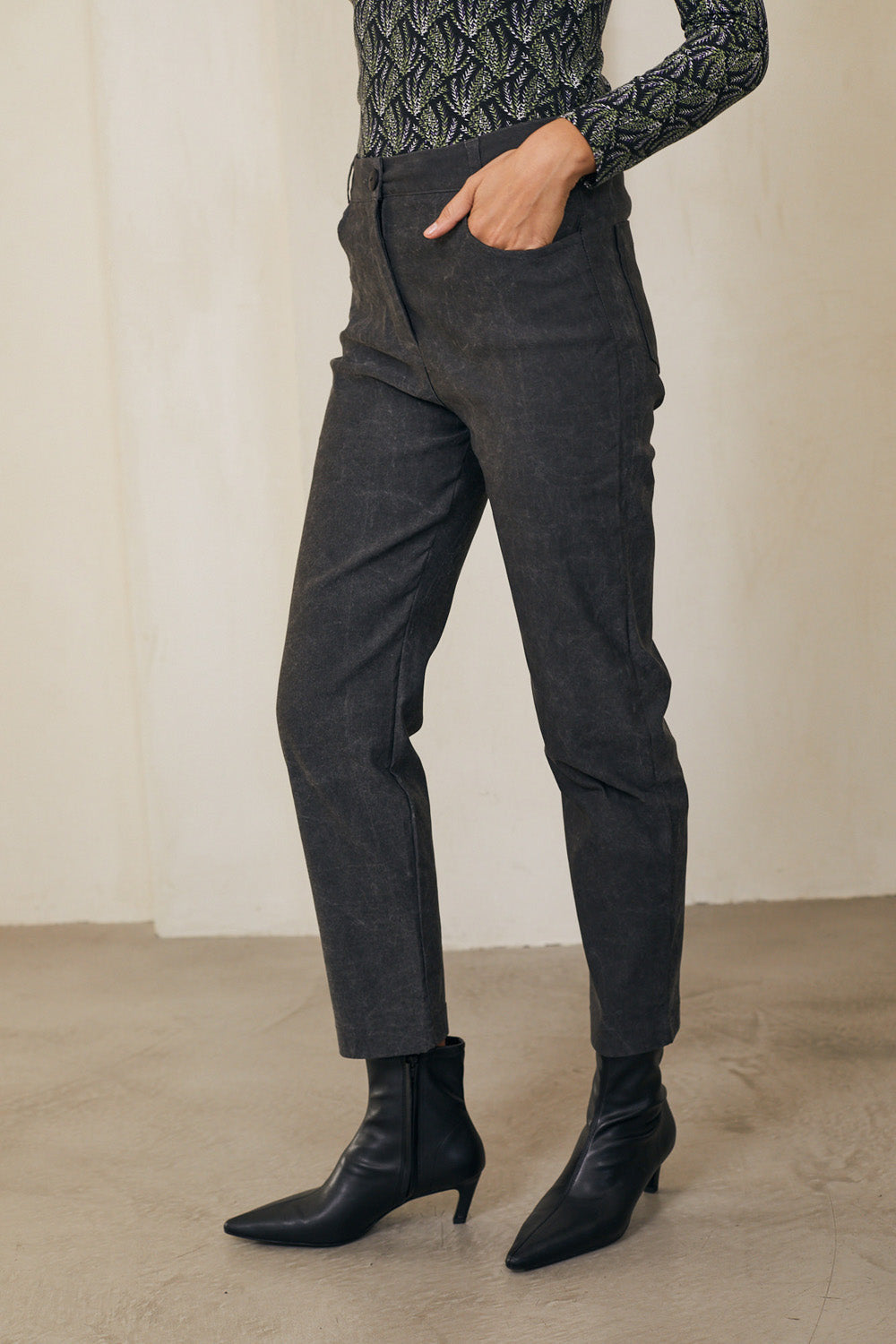 Rita washed black pants detail
